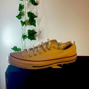 I’m selling Converse size 6 only wore them once